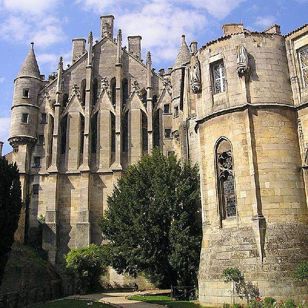 Le palais de justice derrière Notre Dame la Grande - Poitiers