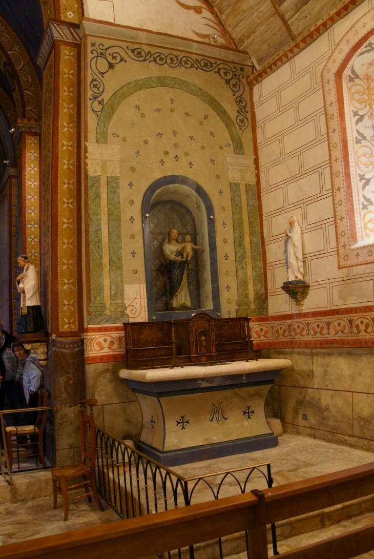 La statue de la Vierge à l'enfant en bois peint fin XVIIIe siècle. - Saint-Germain