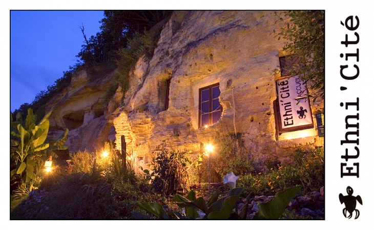 Façade troglos de nuit - Saint-Rémy-sur-Creuse