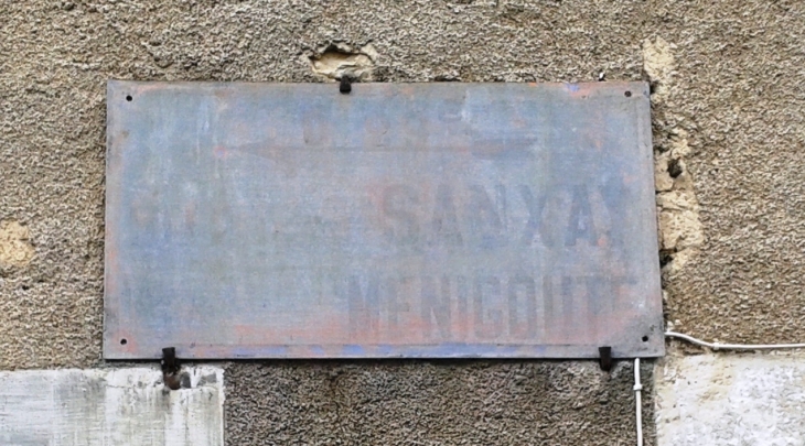 Plaque de cocher en zinc laminé, AC de la Vienne pas très lisible , on distingue les direction de Sanxay et Menigoute  ainsoi que la route D 98  - Saint-Sauvant