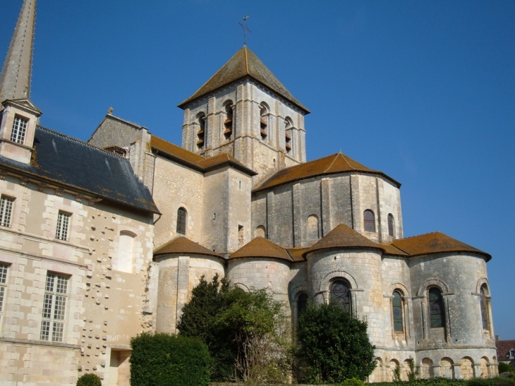 Eglise romane faisant partie de l'Abbaye - Saint-Savin