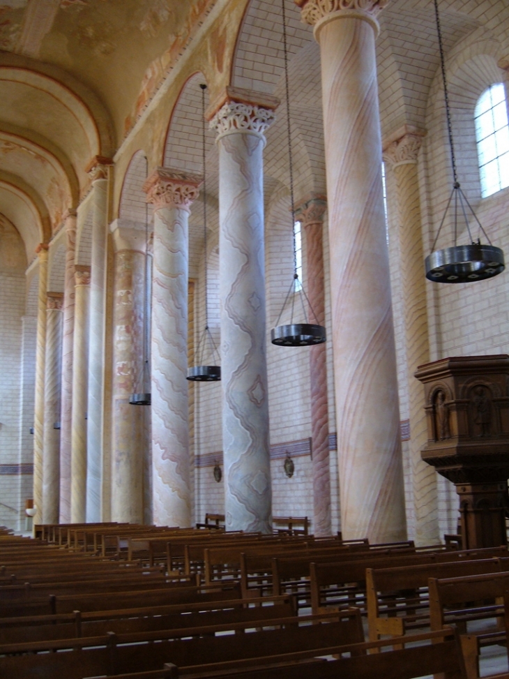 Colonnes et chapiteaux décorés de l'église - Saint-Savin