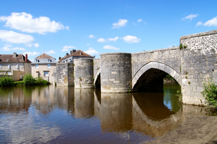 Pont du XIe siècle, il franchit la Gartempe. - Saint-Savin