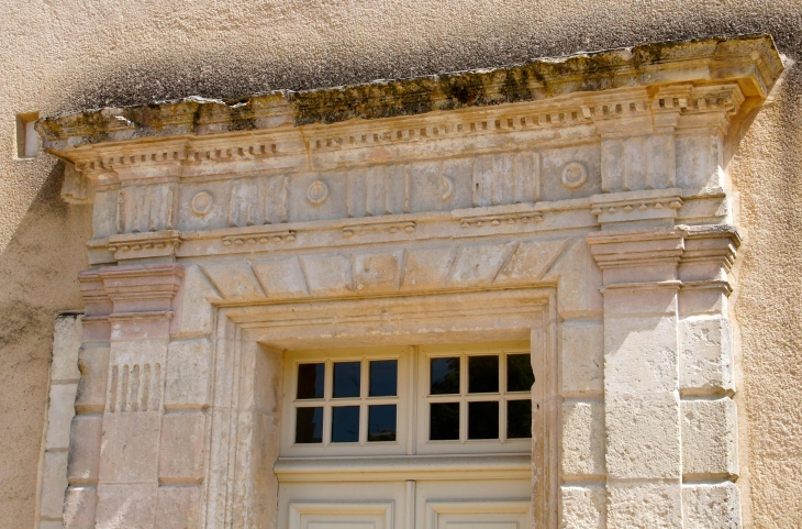 Détail : linteau sculpté de l'Abbatial. - Saint-Savin