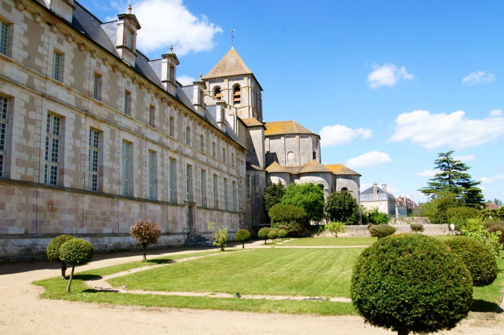 Les-jardins, cour intérieure. - Saint-Savin