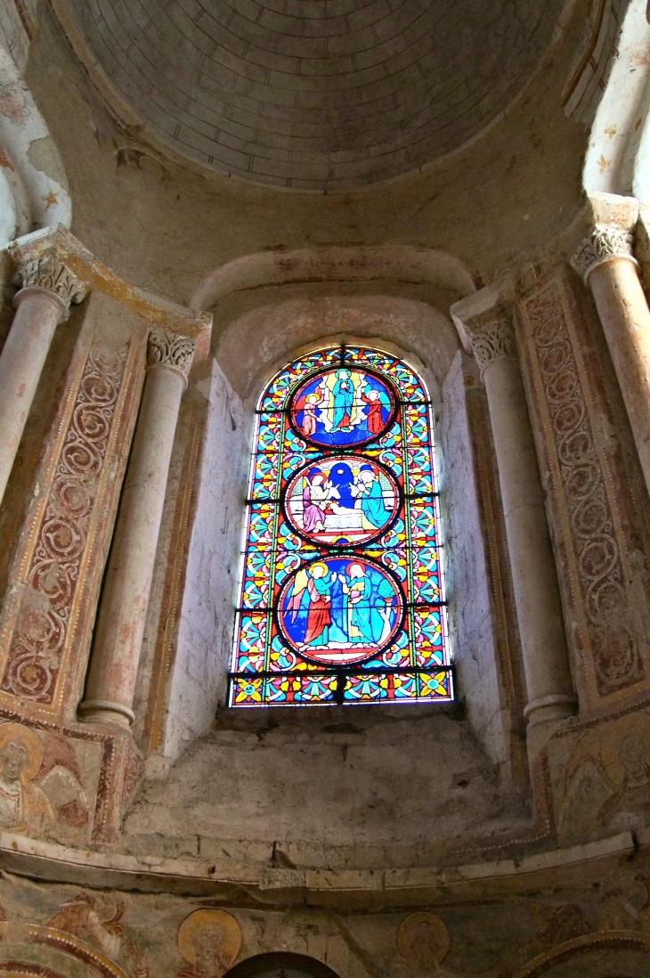 Vitrail de l'église Abbatiale. - Saint-Savin