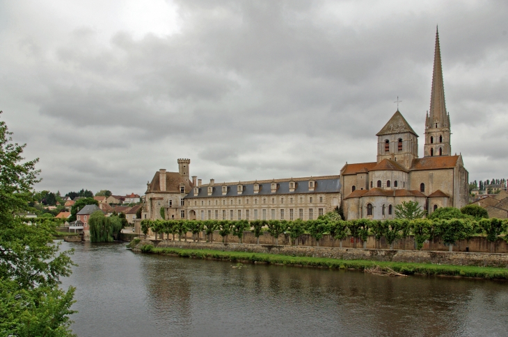 A la gauche de l'église abbatiale, le bâtiment conventuel.  Le bâtiment conventuel fut construit à partir de 1682, par François Le Duc. Il est construit dans la tradition des monastères bénédictins.  - Saint-Savin