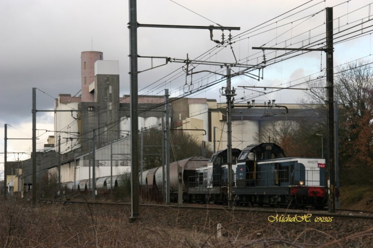 Convoi de wagons céréaliers en chargement - Saint-Saviol