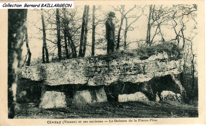 Le Dolmen d la Pierre-Pèse ( coté ouest) - Saint-Saviol