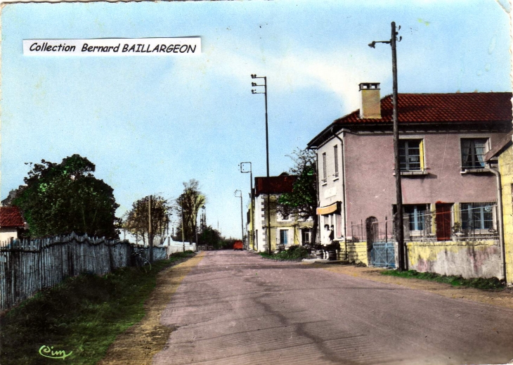 La Gare, rue principale menant à la Gare au fond à gauche. En 1955 en.........bail.ber - Saint-Saviol