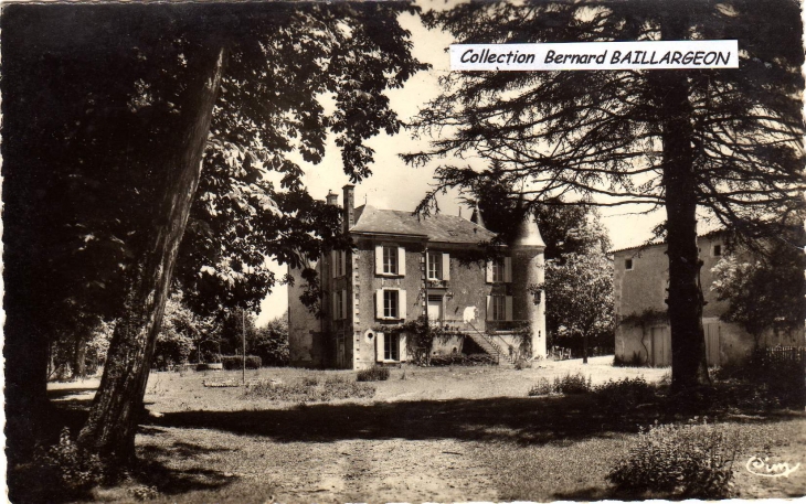 Le Bourg, Château de la Feuilletrie, en face de l'Eglise. - Saint-Saviol