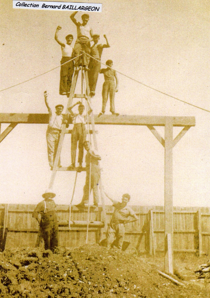 Pose du portique au stade omnisports à La gare En 1935-1940...........bail.ber - Saint-Saviol