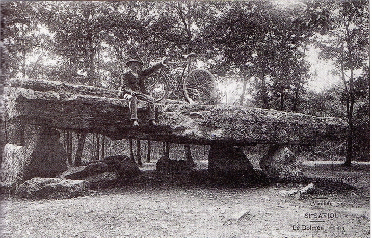 Dolmen de la Pierre Pése (Coté est) étape du tour de france??? ....Bail.ber - Saint-Saviol