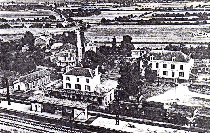 La Gare, l'Hotel, la Poste  - Saint-Saviol