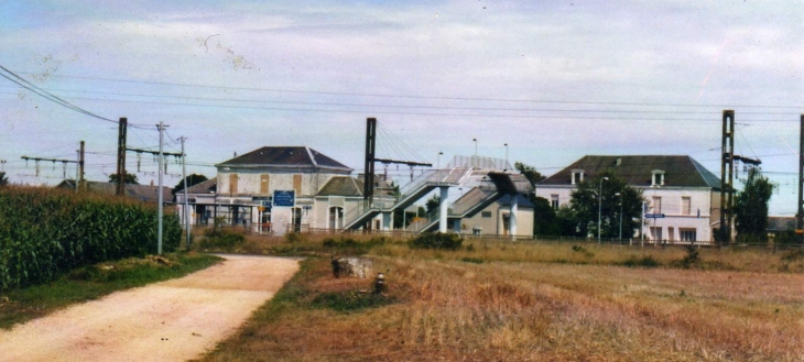 2010. La Gare à guichet fermé et l'Hotel devenu logements. bail.ber@orange.fr - Saint-Saviol