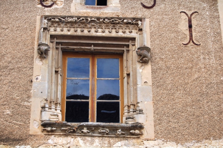 Belle fenêtre maison mèdiévale - Sanxay