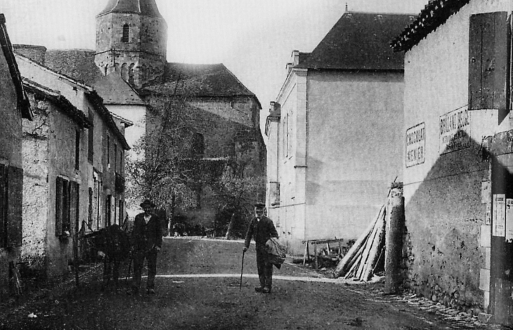 Rue du village, début XXe siècle (carte postale ancienne). - Saulgé