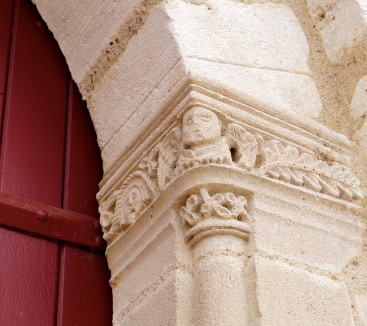 Détail : fresque sculptée du portail. - Saulgé