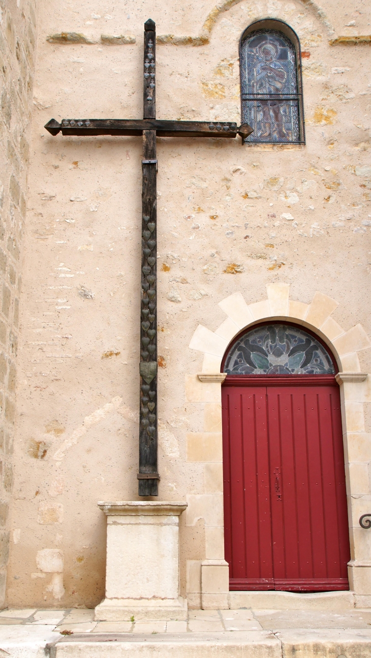 Belle croix monumentale. Autrefois, chaque cimetière avait une croix de ce type qui protégeait l'ensemble des défunts. Il n'y avait pas de croix individuelles sur les tombes. - Saulgé