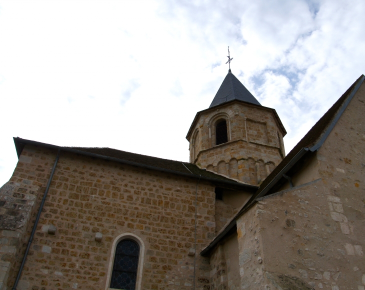 La souche octogonale du clocher est ornée d'arcatures en partie cachée par une haute toiture installée au XIXe siècle. - Saulgé