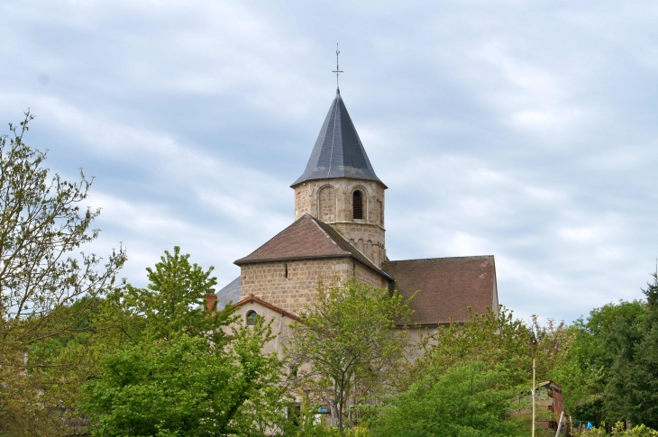 Vue sur l'église Saint-Divitien. - Saulgé