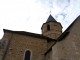 La souche octogonale du clocher est ornée d'arcatures en partie cachée par une haute toiture installée au XIXe siècle.