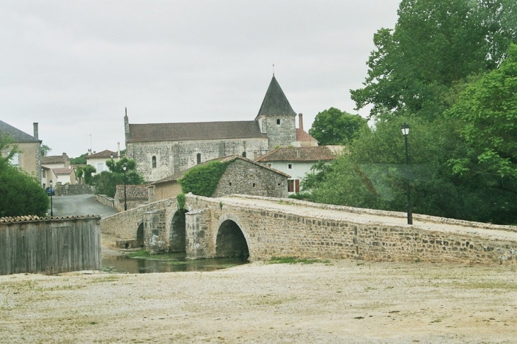 Eglise et Pont Romain - Vaux