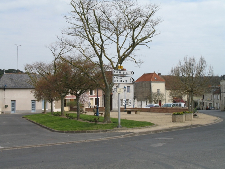 Place des Albizias le bourg de Vellèches