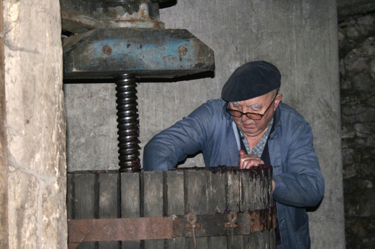 Les vendanges à l'ancienne (utilisation du pressoir) - Vicq-sur-Gartempe