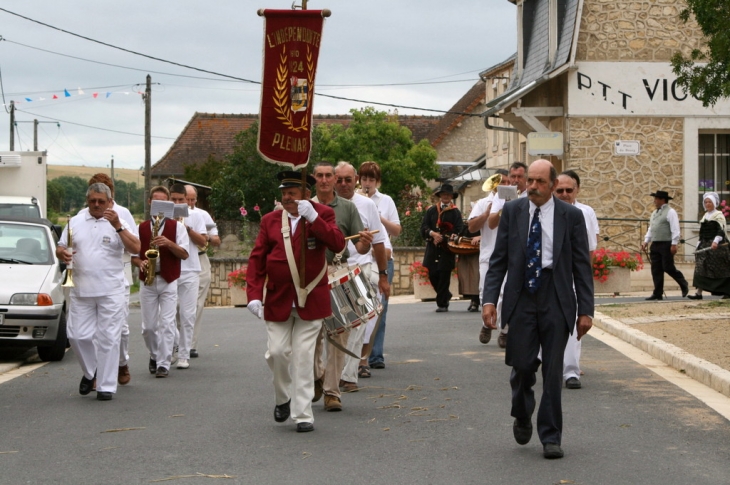 La fanfare dans les rues de Vicq - Vicq-sur-Gartempe