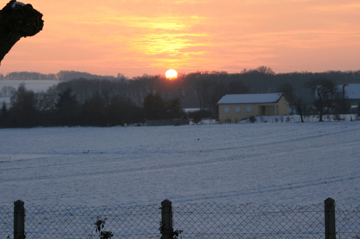 Vicq, en soirée,  habillé de blanc - Vicq-sur-Gartempe