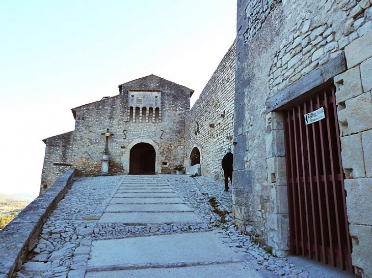 Montée vers la ville haute - Banon