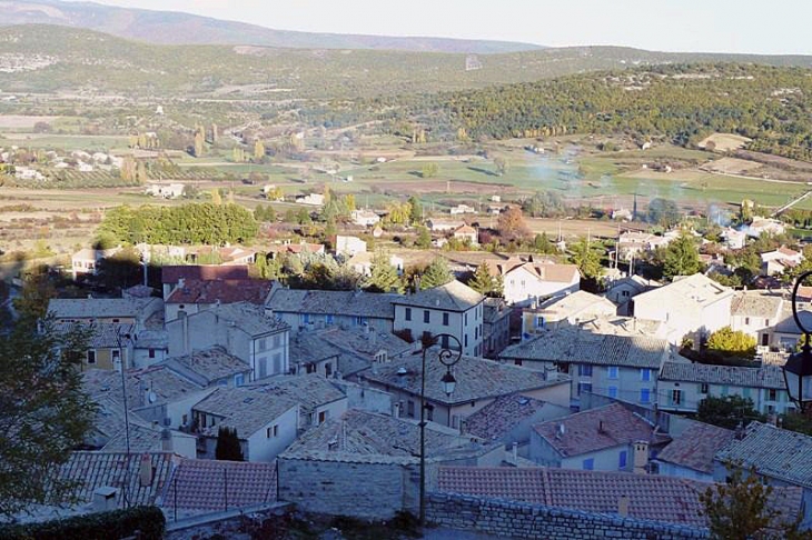 Vue sur la ville basse entre chien et loup - Banon