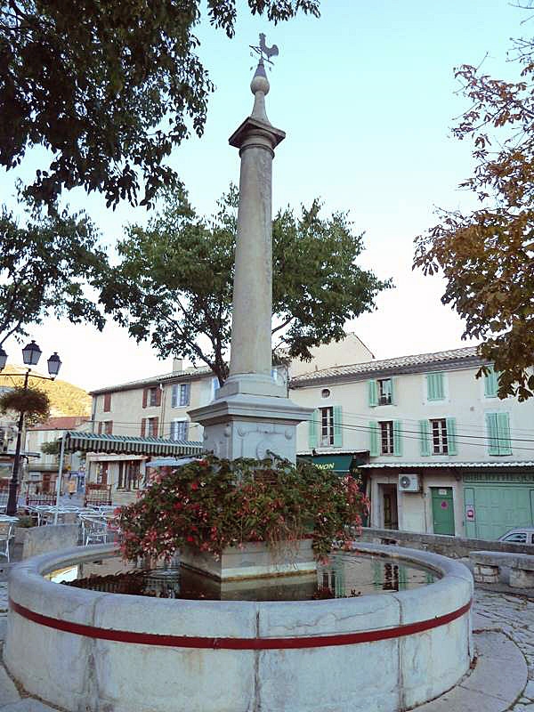 Fontaine dans la ville basse - Banon