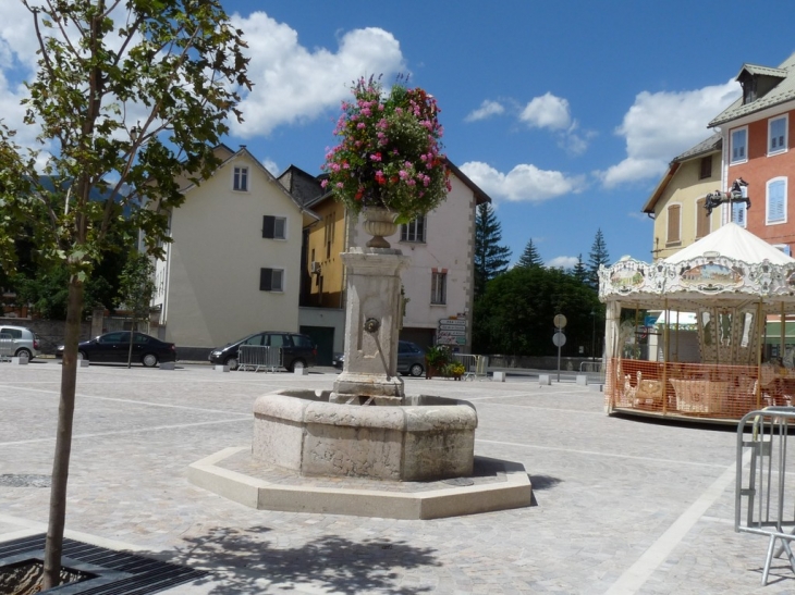 Place Saint Maurice ,devant l'hotel de ville - Barcelonnette