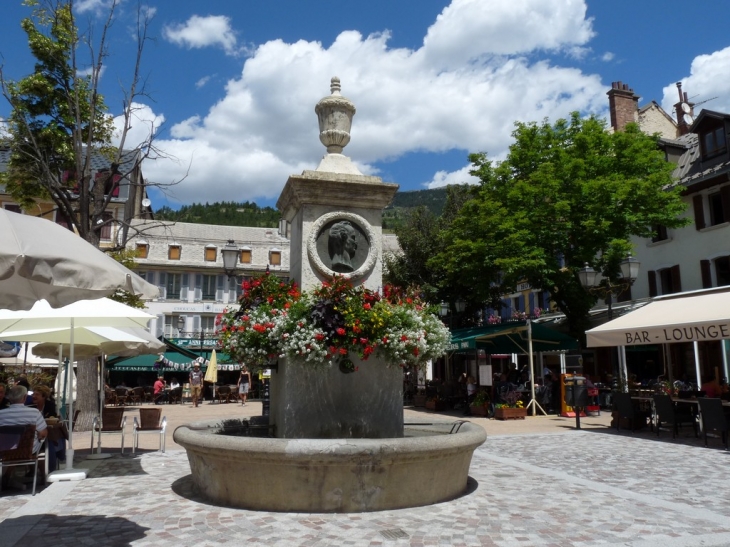 Sur la place Manuel - Barcelonnette