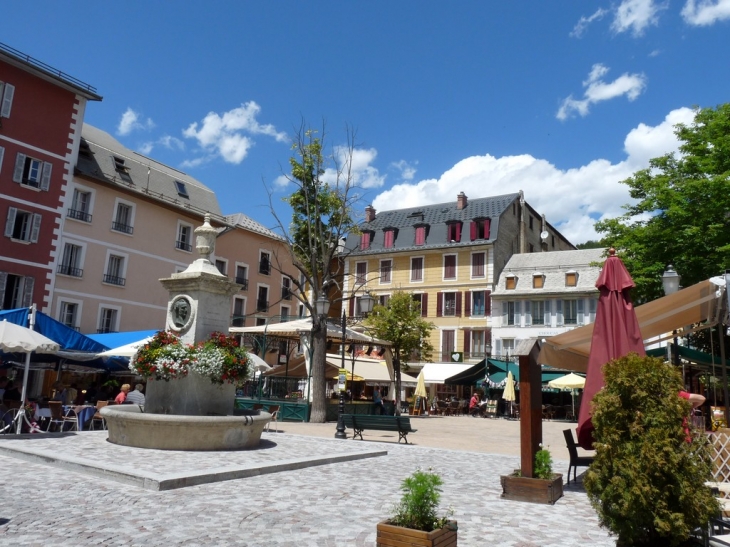 Sur la place Manuel - Barcelonnette