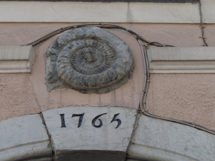 Place Manuel sur une facade - Barcelonnette