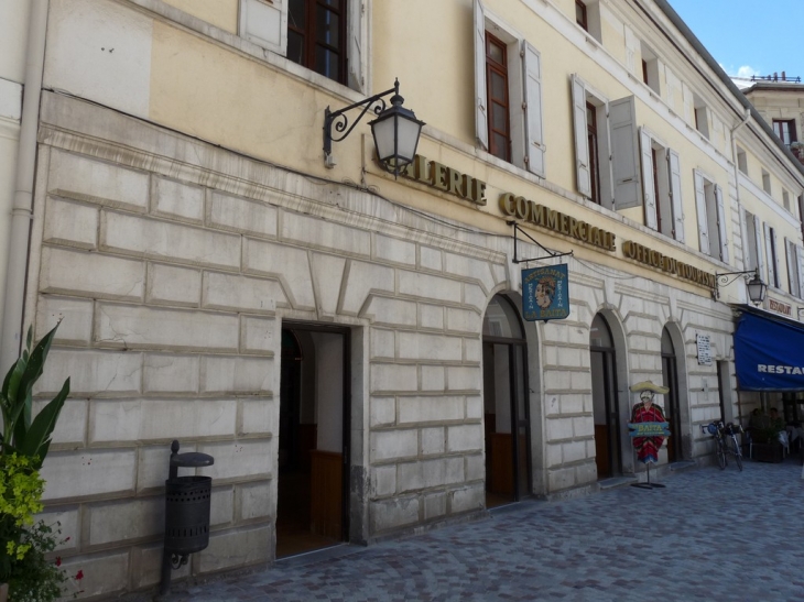 Sur la place Manuel - Barcelonnette