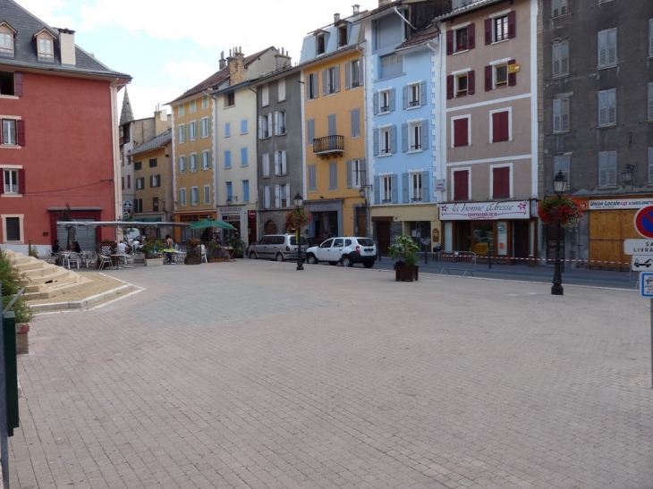 Place Saint Pierre - Barcelonnette