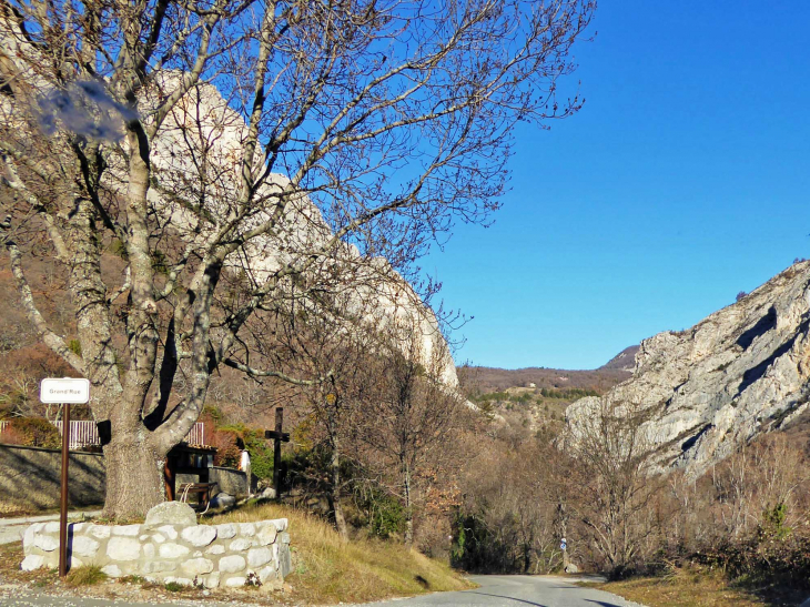 Le site du village entre deux montagnes - Entrepierres