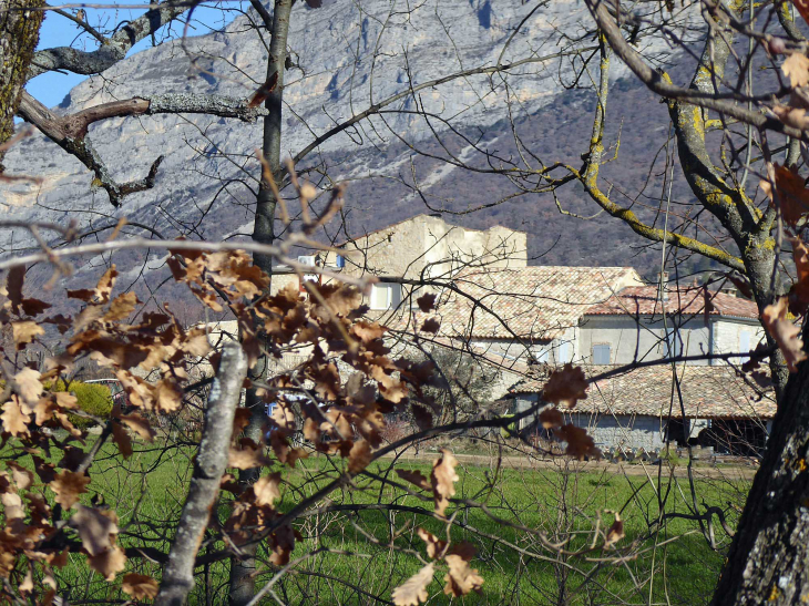 Vilhosc : l'ancien prieuré - Entrepierres