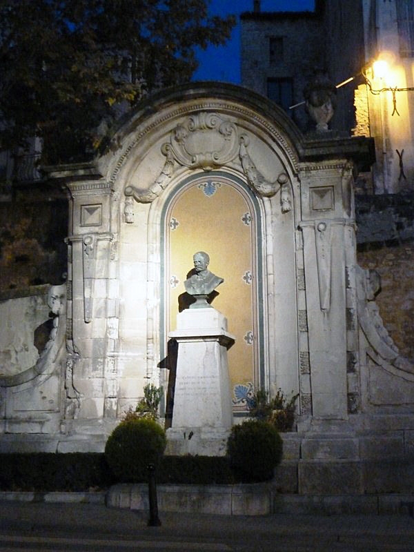 Statue bien éclairée - Forcalquier