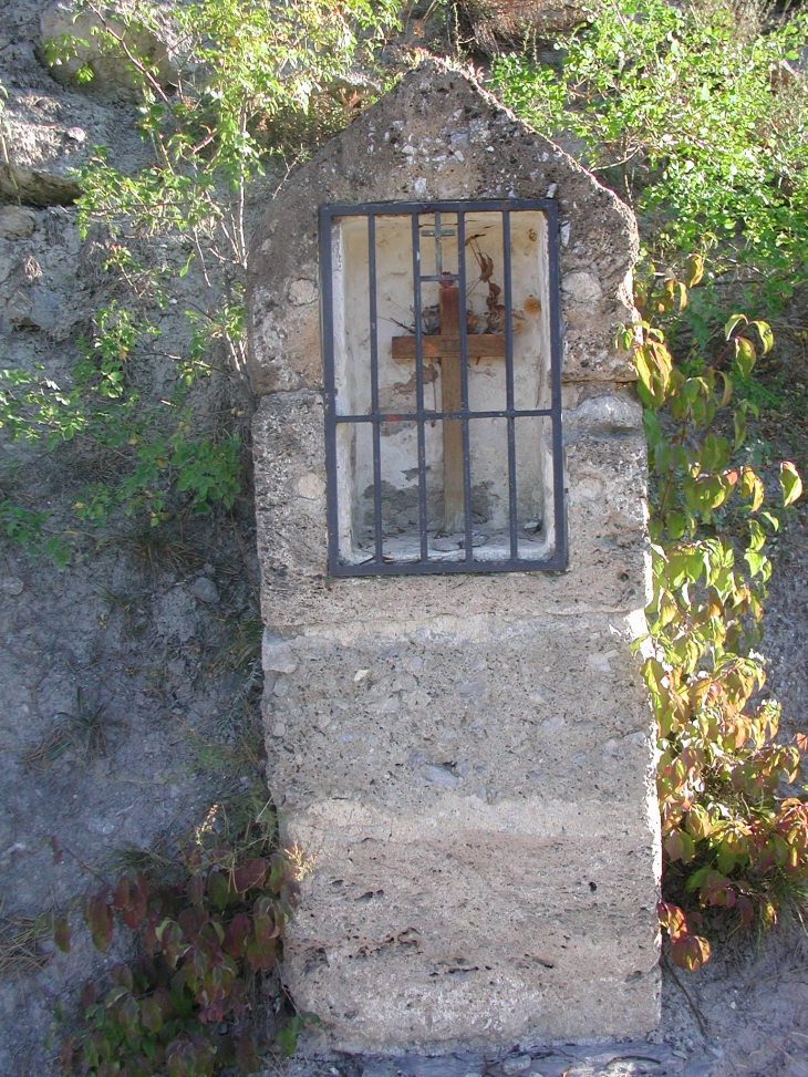 Un des petits calvaire sur le chemin de croix  - Jausiers