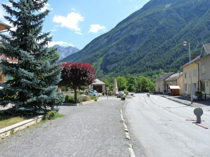 La route principale du village - La Condamine-Châtelard