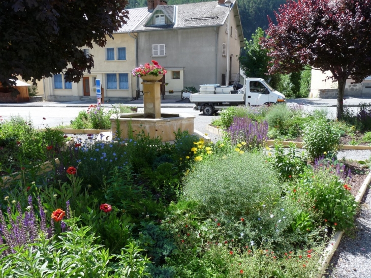 Sur le devant de la mairie - La Condamine-Châtelard