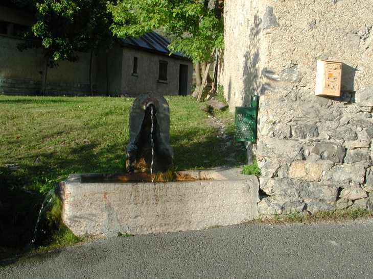 Fontaine taillée dans la masse d'un bloc de Granit . à St Ours proche de l'Arche  - Larche