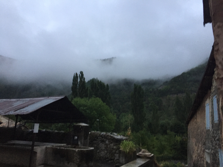 Avant la restauration du grand lavoir, par temps d'orage - Le Caire