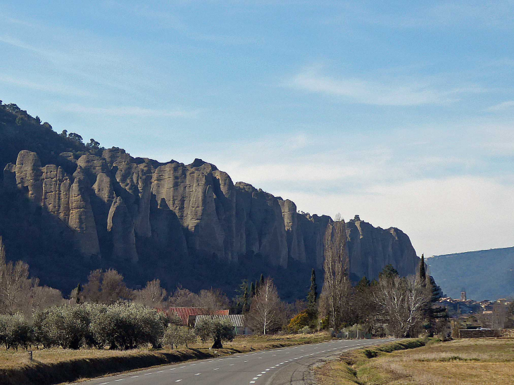 Les Rochers des Pénitents au dessus de la route - Les Mées