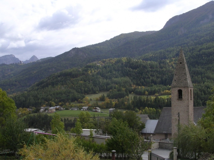 Eglise St Martin (Les Thuiles Hautes) avec le station de ski de Pra Loup au fond devant le Pain de Sucre